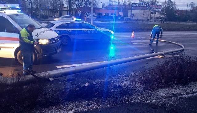 Na skutek wypadku, na dużym odcinku ul. Legnickiej nie świecą latarnie. Radzimy uważać w tym miejscu, bo dodatkowo na kilku skrzyżowaniach tej ulicy nie działa też sygnalizacja świetlna.