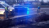 Wypadek na Legnickiej we Wrocławiu. Młody kierowca wjechał autem w latarnię [ZDJĘCIA]