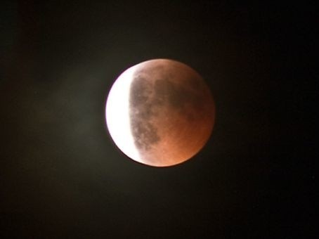 N/z Księżyc nad Bieszczadami podczas całkowitego zaćmienia, 15 czerwca 2011 roku.