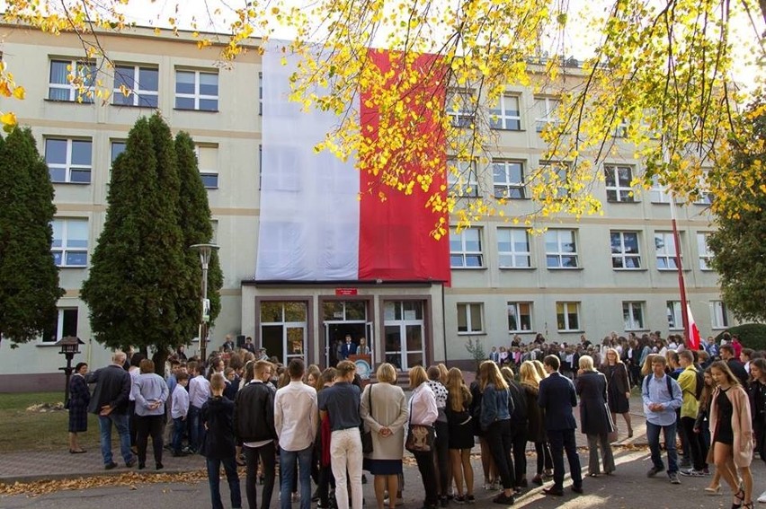 Szkoła Podstawowa nr 3 w Kłobucku. Nauczyciele w większości...