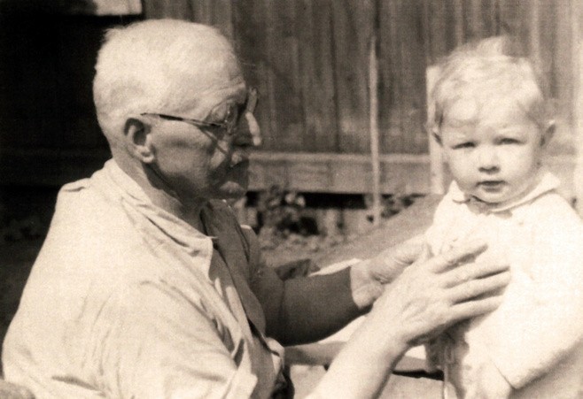 Mateusz Foksowicz (1884-1965) z jednym ze swoich wnuków,...