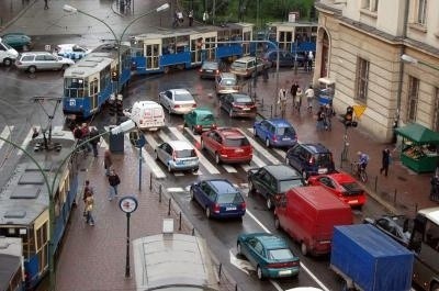 Kraków - skrzyżowanie Poczta Główna - korek samochodowy - po opadach deszczu fot. Andrzej Wiśniewski