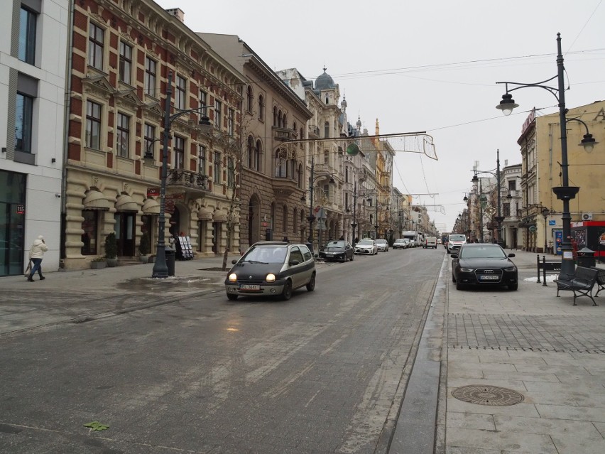 Pechowy znak zakazu wjazdu na ulicy Piotrkowskiej w Łodzi. Kierowcy wciąż go masakrują! Zobaczcie zdjęcia