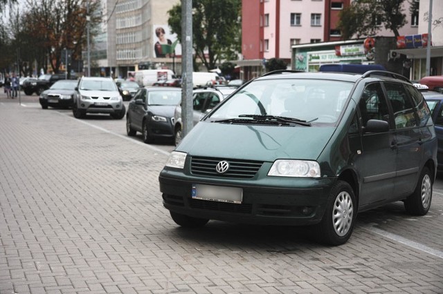 Mimo znaku kierowcy parkują ukośnie w zatoce przy ul. Skłodowskiej 3. Robią tak, aby więcej aut zmieściło się na parkingu.