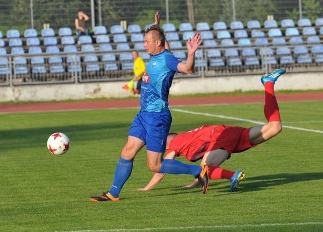 Bałtyk Koszalin odniósł trzecie z rzędu zwycięstwo w rozgrywkach IV ligi. Obydwie bramki strzelił Konrad Romańczyk. Gdy wydawało się, że Bałtyk zaliczy czwarty z rzędu mecz bez straconego gola, w doliczonym czasie gry niefortunne zagranie Romańczyka do tyłu wykorzystał Adam Nagórski i Sebastian Skrzyński skapitulował po raz pierwszy raz w tym sezonie.Zobacz także Bałtyk Koszalin - Kluczevia Stargard 4:2