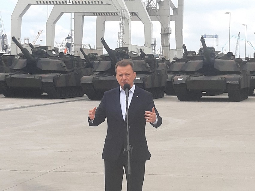 W porcie w Szczecinie wyładowano w środę 14 czołgów Abrams....