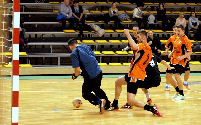 Jeżewianie (pomarańczowe koszulki) w meczu ostatniej szansy ograli Milver Świecie. I zagrają w II lidze.