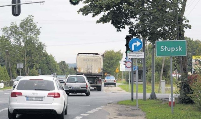 Auta osobowe jadące od Ustki powinny jechać do Słupska przez strefę. Praktyka jest inna