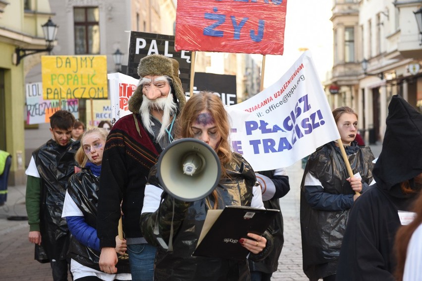 Happening "Marsz żywych trupów"na Rynku Staromiejskim w...
