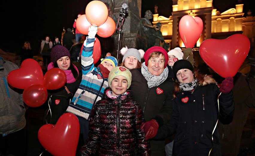 Kraków. Ulicami miasta przeszedł marsz wsparcia dla Jerzego Owsiaka i dla uczczenia pamięci Pawła Adamowicza [ZDJĘCIA]