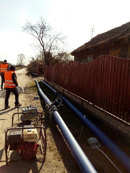 Budowa sieci wodociągowej Motyczno-Międzylesie w gminie Włoszczowa niemal na półmetku (ZDJĘCIA)