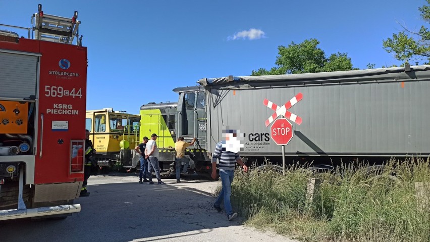 Wypadek w Piechcinie. Samochód ciężarowy zderzył się z pociągiem [zdjęcia]