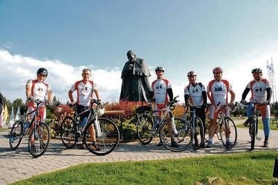 Przed pomnikiem Jana Pawła II w Ludźmierzu przed wyjazdem do Lewoczy Fot. Jan Ciepliński