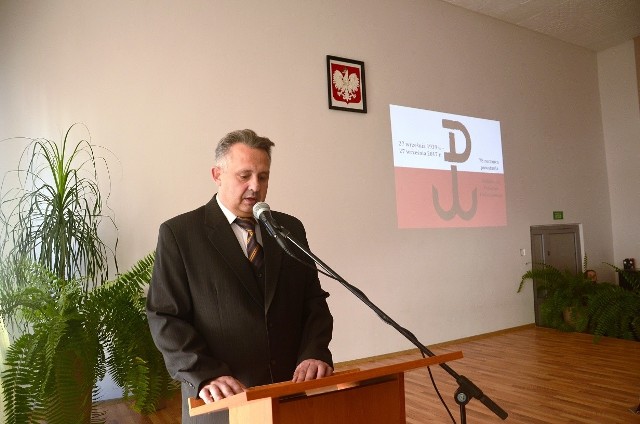 Uroczystość rocznicową prowadził Mariusz Brudek nauczyciel historii staszowskiego Liceum.