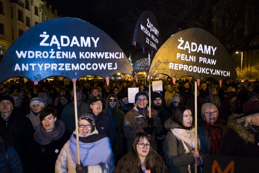 Kraków. Protest kobiet przeciwko zaostrzeniu prawa aborcyjnego [ZDJĘCIA]