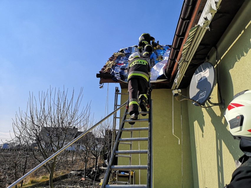 Dom stanął w ogniu. Czteroosobowa rodzina z Dojazdowa została bez dachu. Z pomocą pospieszyli sąsiedzi i kuzyni