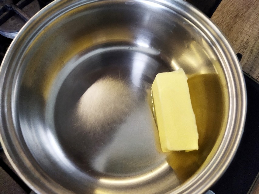 Rozpuść masło. Odstaw na bok, by nieco przestygło.