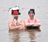 Charytatywne morsowanie w Malborku dla dwóch dziewczynek. To maraton 12-godzinnej kąpieli w zimnym Nogacie. ZDJĘCIA