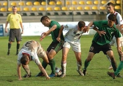 Piłkarze Górnika Wieliczka (zielone koszulki) powalczą dzisiaj o pierwsze punkty w sezonie Fot. Michał Klag