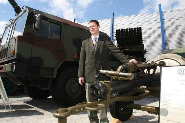 Piotr Rozwadowski z Huty Stalowa Wola prezentuje nowy moździerz ciągniony.
