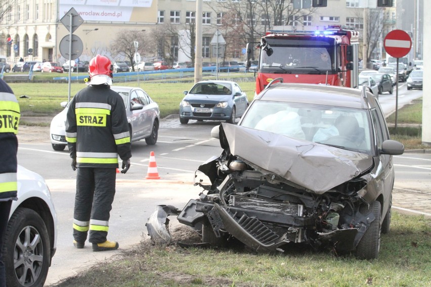 Wypadek na pl. Społecznym. Skoda uderzyła w audi [ZDJĘCIA]