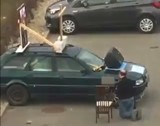 Rozstawił ołtarz na samochodzie, włączył głośnik, ukląkł i się modlił. Taka sytuacja przy Lidlu na Sowlańskiej w Białymstoku (wideo)