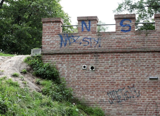 Wandale znów dali znać o sobie i oszpecili farbami replikę ruin zamkowych w parku.