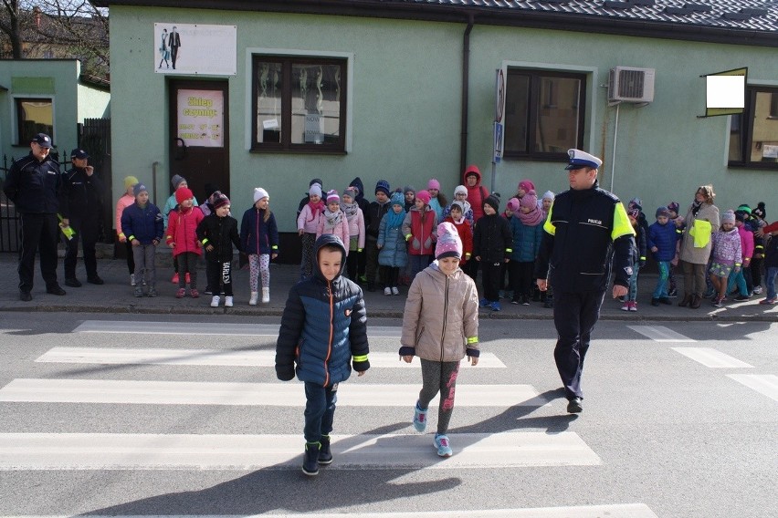 Policjanci z Radziejowa uczą dzieci, jak przechodzić po pasach