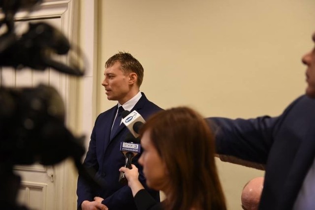 Toruński sąd skazał Remigiusza Dominiaka na 1,5 roku więzienia w zawieszeniu na 3 lata i nakazał przeprosić byłego prezydenta w prasie.