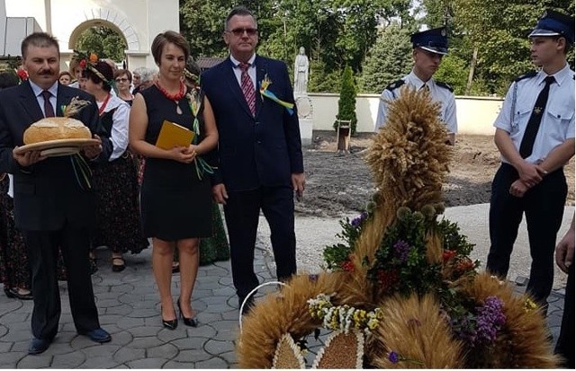 Korowód prowadzili starostowie dożynek parafialnych: Marek Buczak i Justyna Czerw - na zdjęciu z lewej.