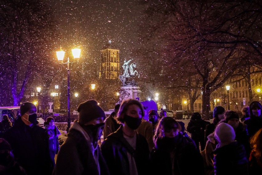 Protest w sprawie aborcji w Gdańsku 4.02.2021.„Pewnego czwartku polski Trybunał chciał przejąć moje ciało..”. Złożenie zniczy pod biurem PiS