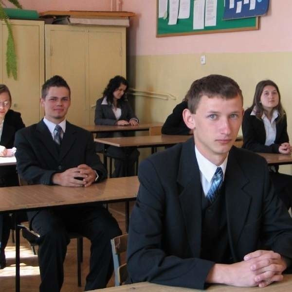 Uczniowie z Zespołu Szkół numer 5 w Stalowej Woli kilka minut przed egzaminem mówili, że nie są bardzo zestresowani.