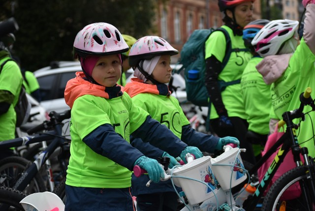 Z placu Ratuszowego wystartował 50. Bielski Rodzinny Rajd Rowerowy zorganizowany przez Beskidzkie Towarzystwo Cyklistów. Zobacz kolejne zdjęcia. Przesuwaj zdjęcia w prawo - naciśnij strzałkę lub przycisk NASTĘPNE