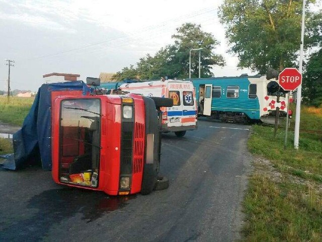 Szynobus przewrócił na bok dostawczaka. Na szczęście nikomu nic się nie stało