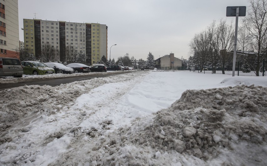 Chodniki na Drabiniance w Rzeszowie nieodśnieżane od początku zimy? Czytelnik się skarży, wszyscy twierdzą, że odśnieżają