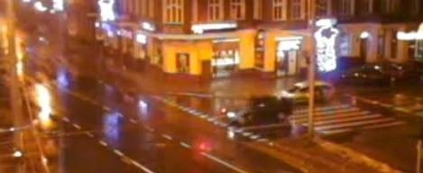 Kadr z nagrania miejskiego monitoringu. Widać na nim, jak samochód potrącił na pasach kobietę.