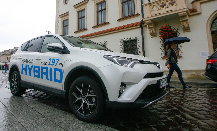 Toyota RAV4 jest testowana przez Urząd Miasta Rzeszowa.