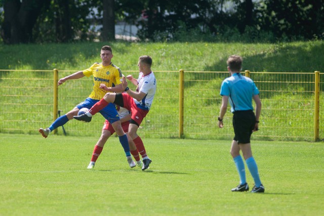W rozegranym w niedzielę meczu sparingowym piłkarze Gryfa Słupsk zremisowali z Myśliwcem Tuchomie 3:3. Słupszczanie do przerwy przegrywali 1:3.