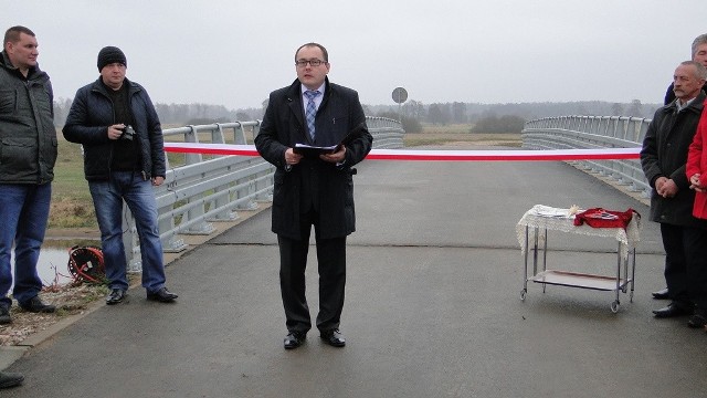 Jest już gotowy most na Radomce w Suskowej Woli. W czwartek most został oddany do użytku. Uroczystość poprowadził Dariusz Wołczyński, wójt Gminy Przytyk.