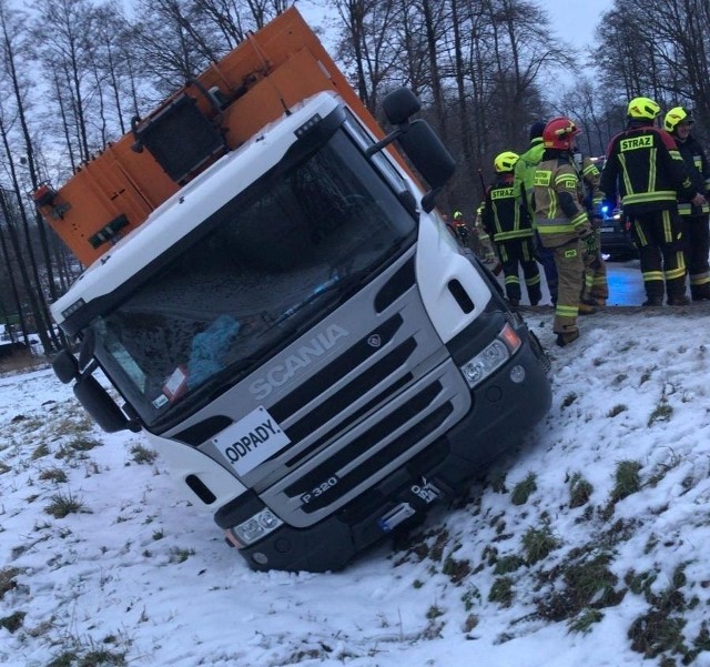 Witkowice k. Kęt. Śmieciarka po kolizji wpadła do rowu