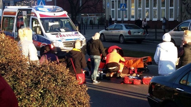 Wypadek w Koszalinie. Żołnierz pomógł rannej kobiecie