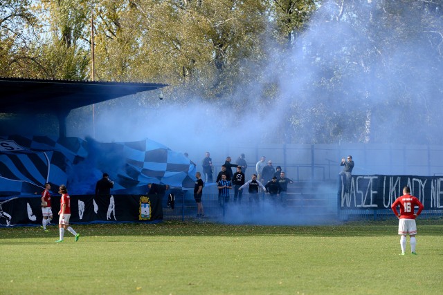 JKS Jarosław pokonał w sobotę u siebie KS Wiązownica 1:0. Dla gości to druga porażka z rzędu.JKS Jarosław - KS Wiązownica 1:0 (1:0)Bramka: 1:0 Bała 41.JKS: Siryk 6 – Bartnik 6 żk, Saramak 6, Gwóźdź 6 żk, Szakiel 6 żk – Bała 7 (60 Pilch), Sobolewski 6 (69 Kopcio), Brodowicz 6 (69 Kołcz), Soczek 6 – Oziębło 6, Pawlak żk 6. Trener Paweł Załoga.Wiązownica: Słysz 5 – Szafer 5, Telega żk 5 (80 Bałanda), Fedor 5 żk(89 Florek żk), Sokolenko 5, R. Gil 5 (32 Buć 5) – Gliniak 5, Rop 5, Lorenc 5, A. Gil 5 – Karólak 5 żk. Trener grający Walerij Sokolenka.Sędziował Mroczek 7 (Mielec). Widzów 400.