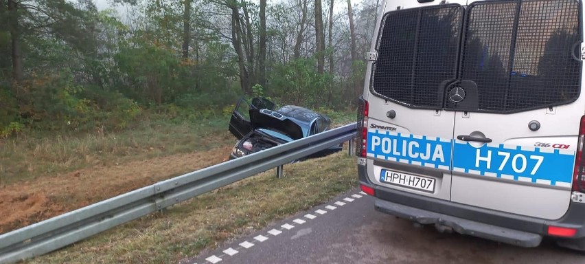 Barszczewo. BMW wypadło z drogi. Jedna osoba w szpitalu