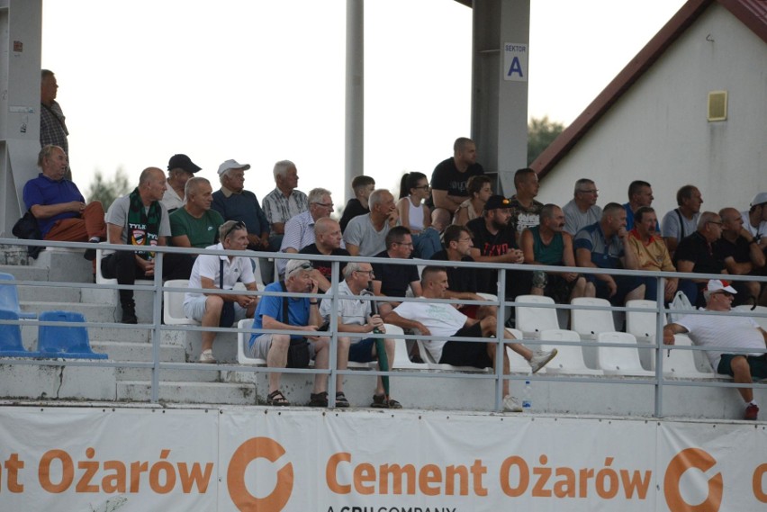 Byliście na meczu Staru Starachowice z Sokołem Sieniawa na stadionie w Ożarowie? Szukajcie się na zdjęciach