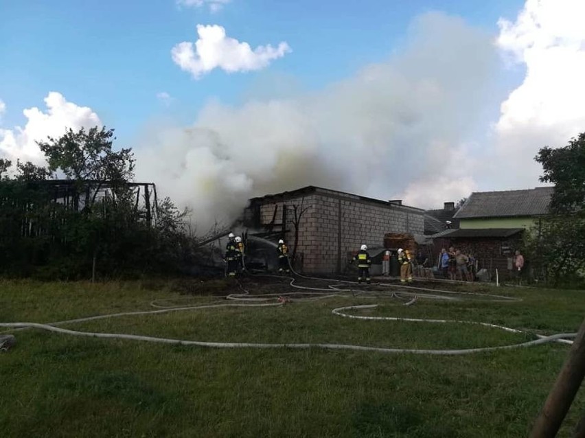 Pożar w Osowie. Rolnik stracił maszyny i część budynków. Potrzebna jest pomoc [ZDJĘCIA]