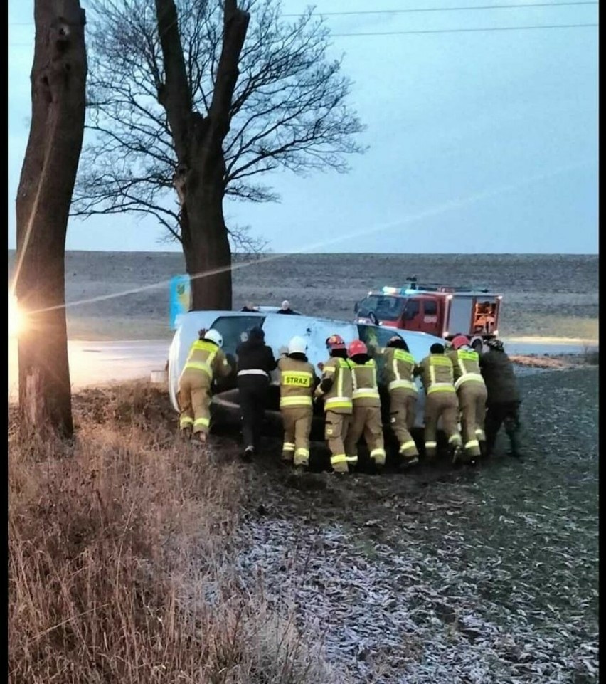 Wypadek w Lisewie Malborskim. Dachował samochód osobowy