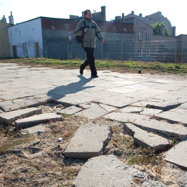 Wyrwane płyty i chodnik pełen dziur - to można zobaczyć na ulicy między Witolda a Malczewskiego w Radomiu.