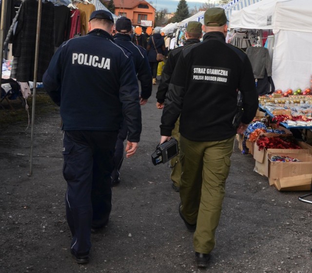 Policjanci patrolowali szydłowieckie targowisko razem ze strażnikami granicznymi.
