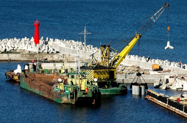 Prace w kołobrzeskim porcie - zdjęcie sprzed ostatnich sztormów. Port będzie pogłębiany przynajmniej do lutego 2010 roku.