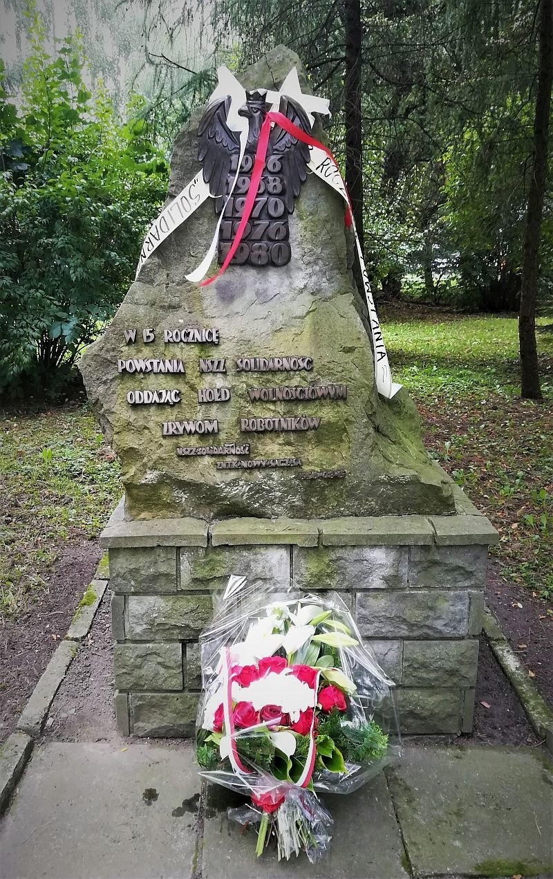 Nowy Sącz. Kwiaty pod obeliskiem pamięci w Newagu